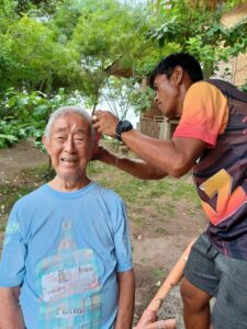 島民に散髪してもらう