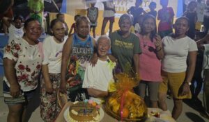 カオハガン島で行われた崎山さん90歳の誕生日パーティー