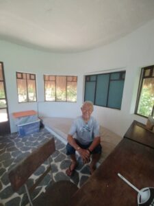 書斎の中の崎山さん