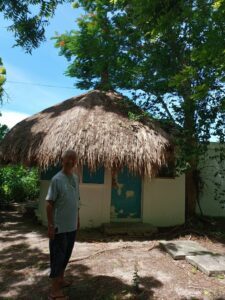 崎山さんの書斎の前で