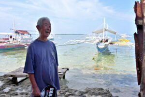 カオハガン島の海と崎山さん