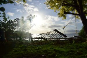波の音を聞きながらハンモックに揺られる