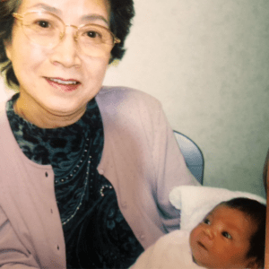 抱っこされる赤ちゃん