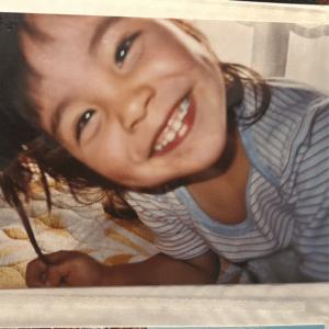 カメラを笑顔でのぞき込む様子