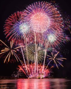 花火を作る様子（若松屋 竹内さんより提供）