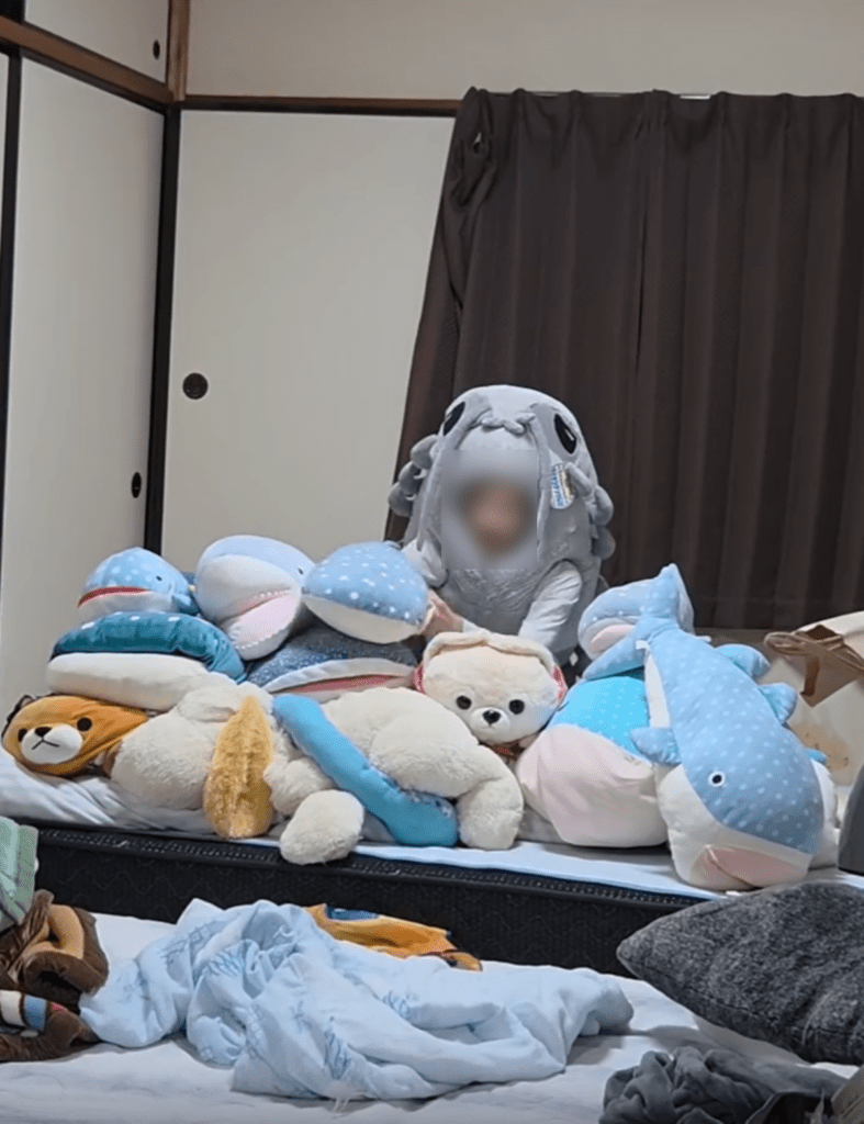 ぬいぐるみを着てはしゃぐ甥っ子の長男くん③（＠kotatuga.sukiさんより提供）