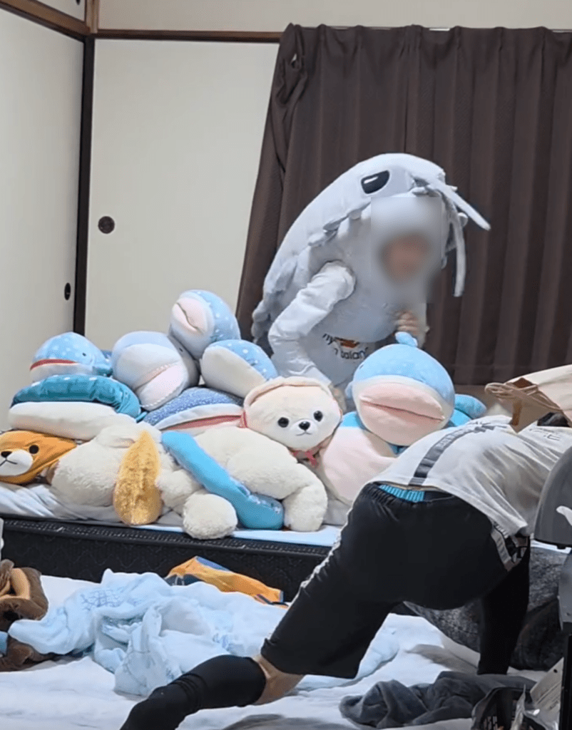 ぬいぐるみを着てはしゃぐ甥っ子の長男くん⑦（＠kotatuga.sukiさんより提供）