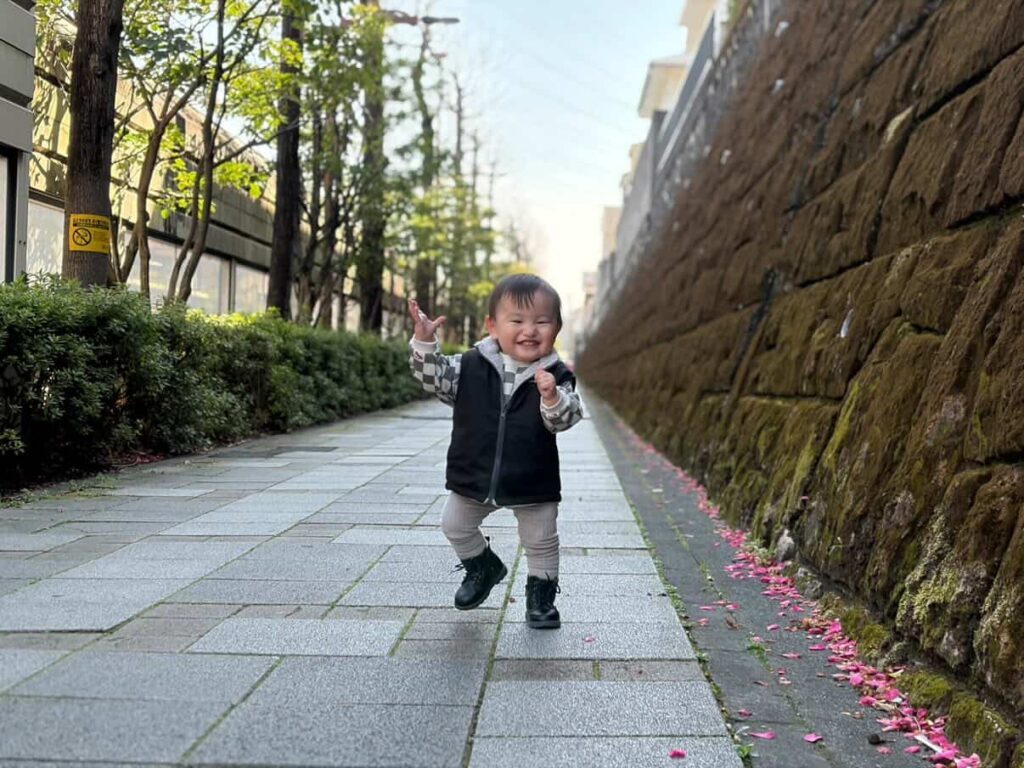 歩けるようになった息子さん（@keichannikkiさんより提供）