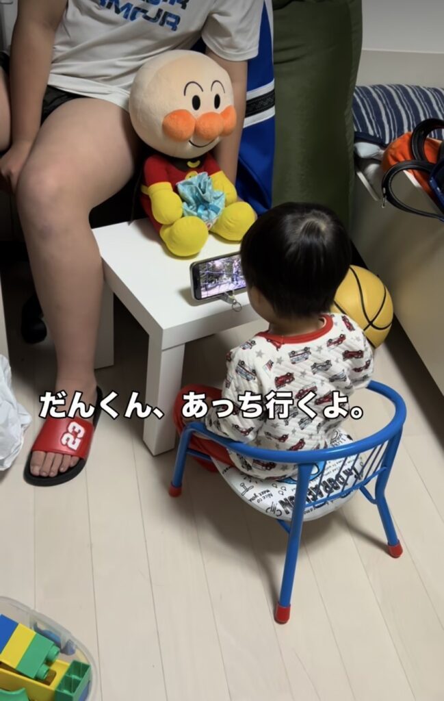 次男くんの部屋にいたい三男くん①（＠haz_mama3taroさんより提供）