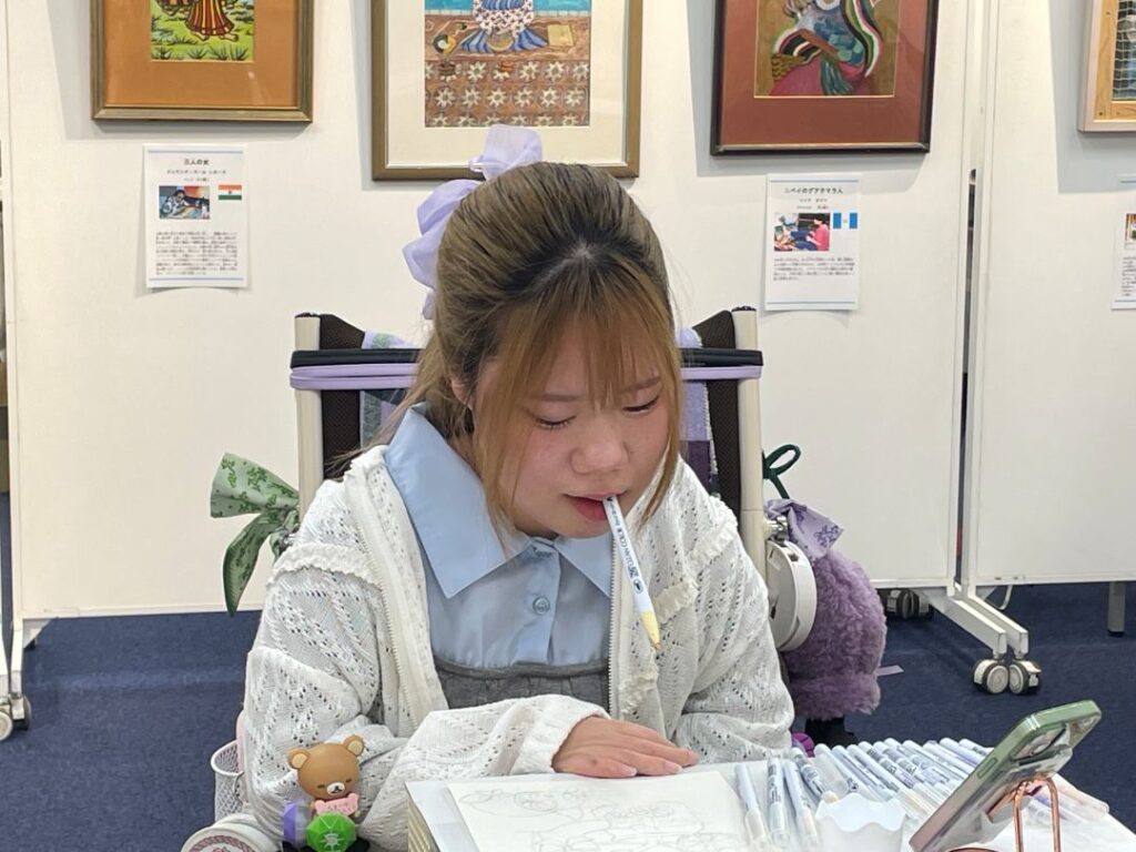 実際に絵を書いている様子（ご本人より提供）