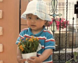平成23年頃、お花を抱える男の子。15年後の姿に「山Pに似てる」「めっちゃイケメン…」「こりゃすごい！」「元がいいww」
