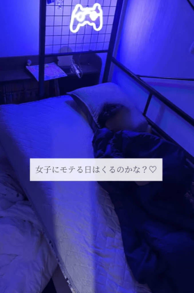部屋で眠る息子さん（＠chobiloghomeさんより提供）