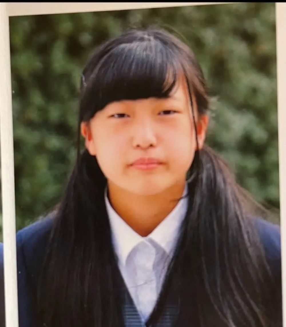”容姿をからかわれ”マスク依存症になった12歳少女。→しかし11年後……現在の”まさかの姿”に「めちゃくちゃ可愛い」「努力すごい」「別人かと思うレベル」