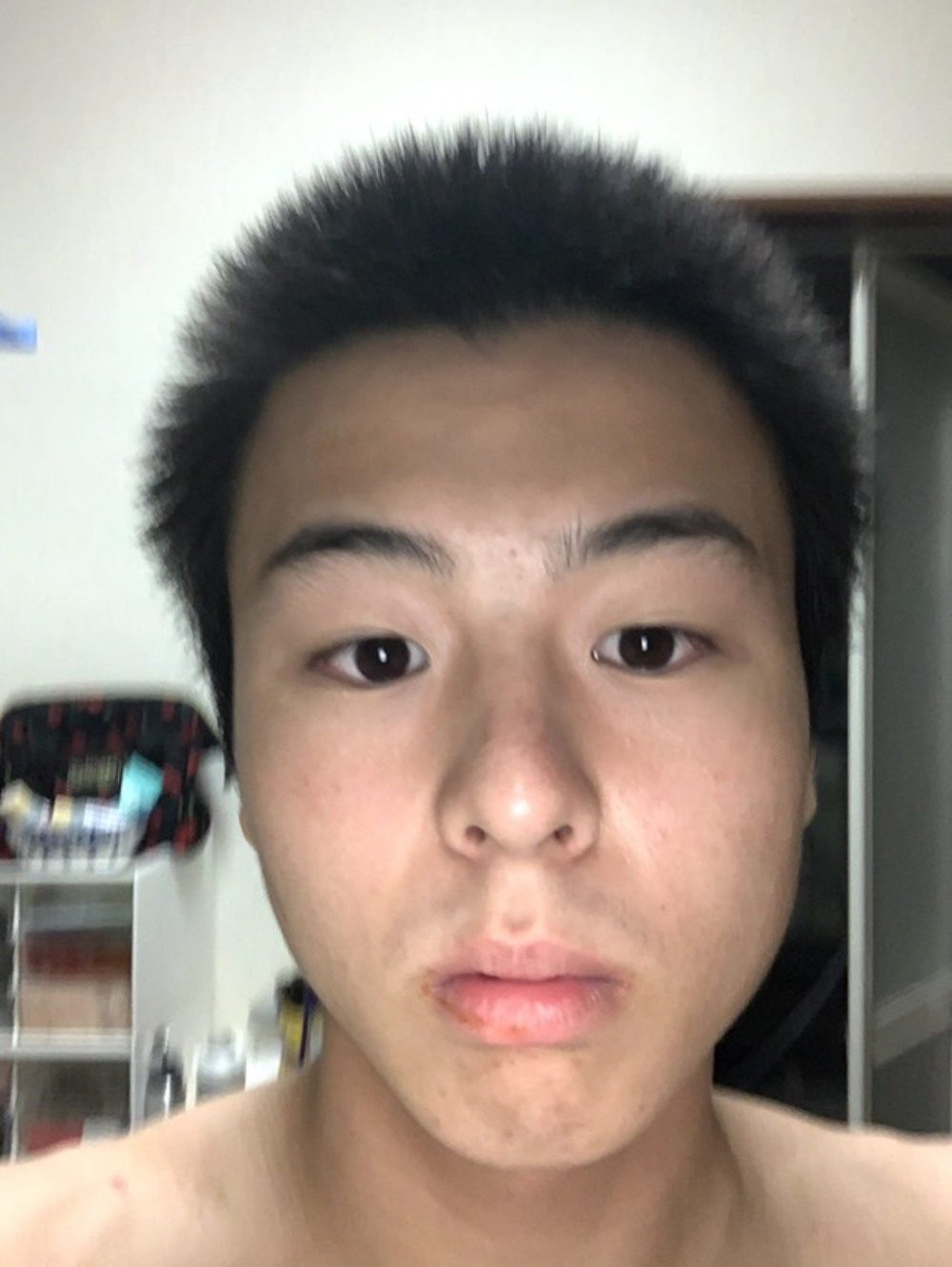 2020年頃、自撮りをする秋田の男子高校生→6年後…上京後の現在の姿に「めっちゃイケメン！」「似合いすぎ！！」