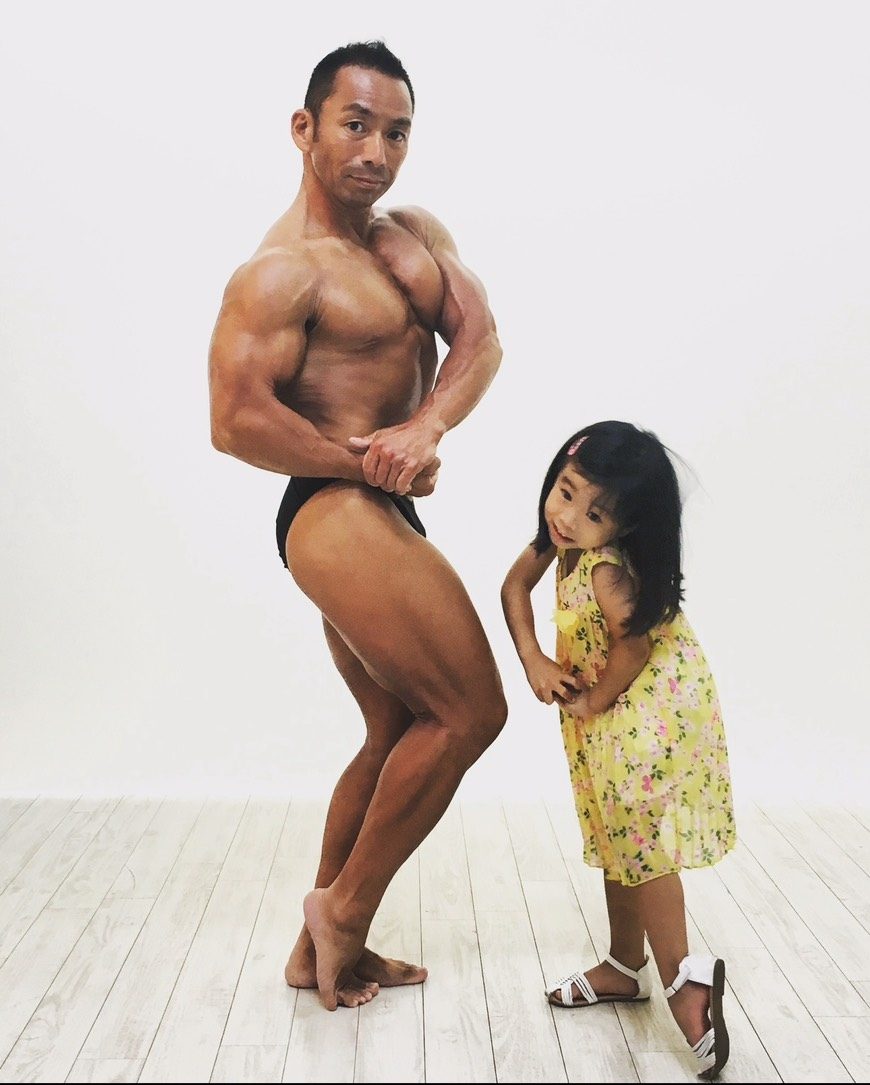 筋肉ムキムキの父と一緒にポーズする5歳の娘。10年後→現在の2人の“まさかの姿”に…「変わってない！！」「仲良し～」「素敵な親子！」