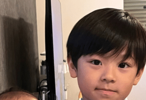 カメラ目線で写る5歳の男の子。しかし、隣をよく見ると…まさかの光景に「くあー！」「かっっっっわいい」「10年後もみたい」