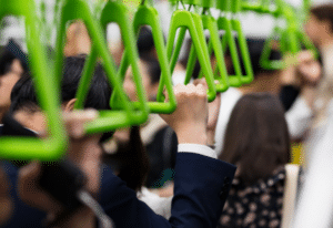 満員電車で…男性「謝れ！ぶつけただろ！」→すると、近くにいた女性が振りかざしたまさかの武器に「アネキかっこいい！」「そんな使い方があるとはww」「私もマネしたい！」