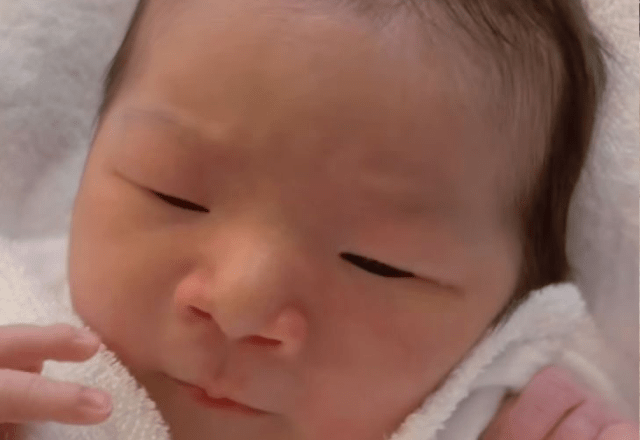 出産から22時間、生まれたての娘を撮影中…前世から染み付いた“衝撃の行動”に「前世の記憶持っとるww」「確実に“やってる”www」