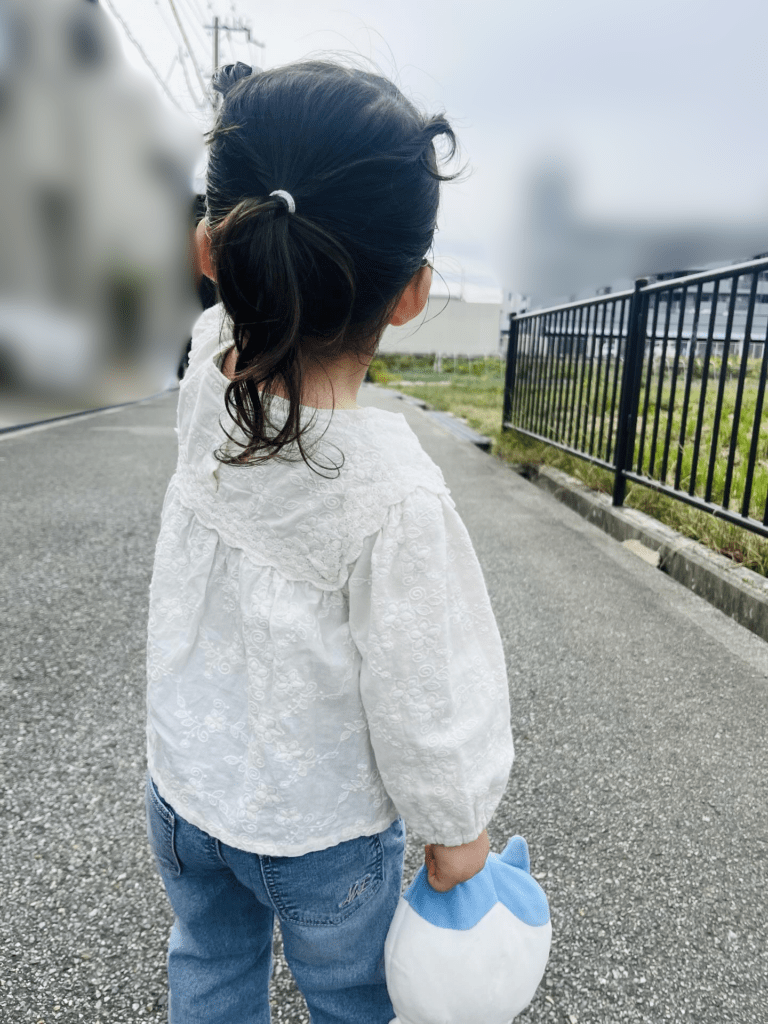 お散歩中の娘さん①（＠yo43tktn35さんより提供）