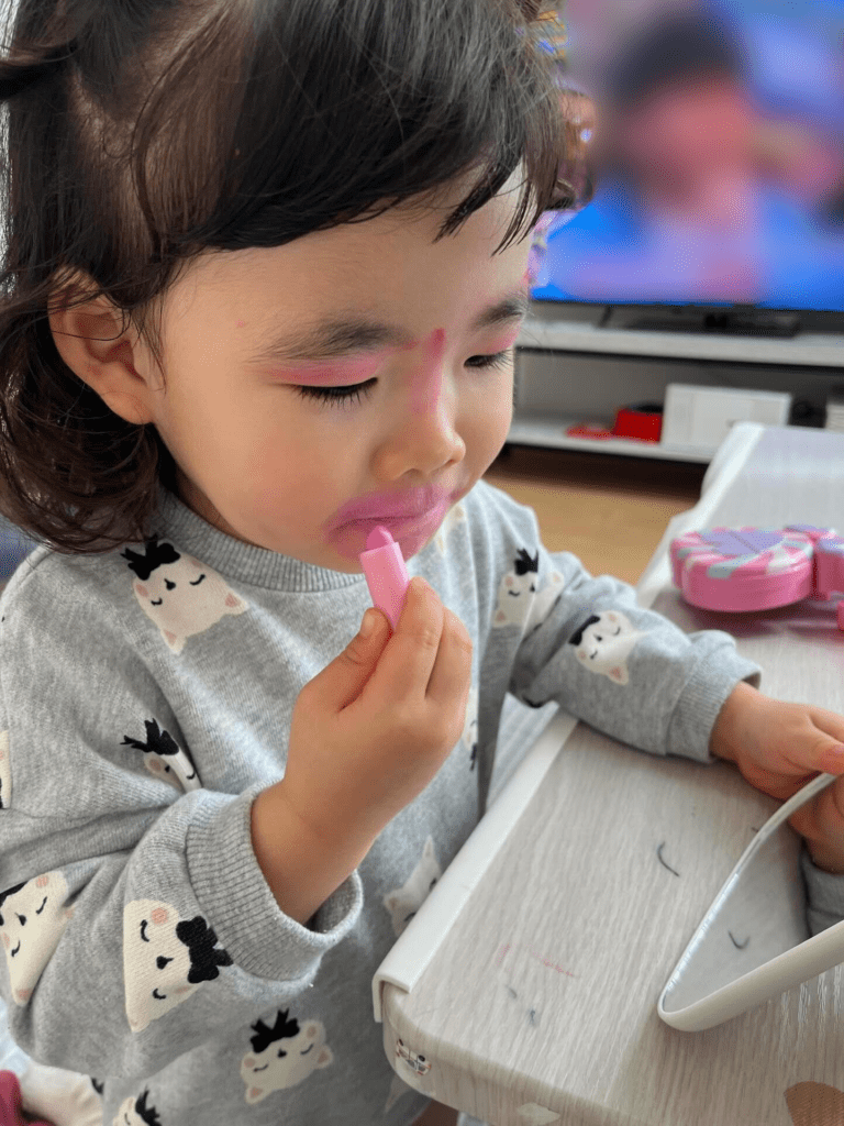 メイクをする娘さん（＠yo43tktn35さんより提供）