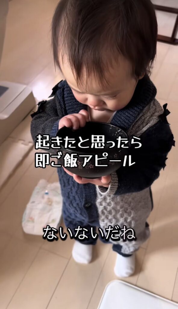 ご飯を欲しがる娘さん③（＠_4rasu_さんより提供）
