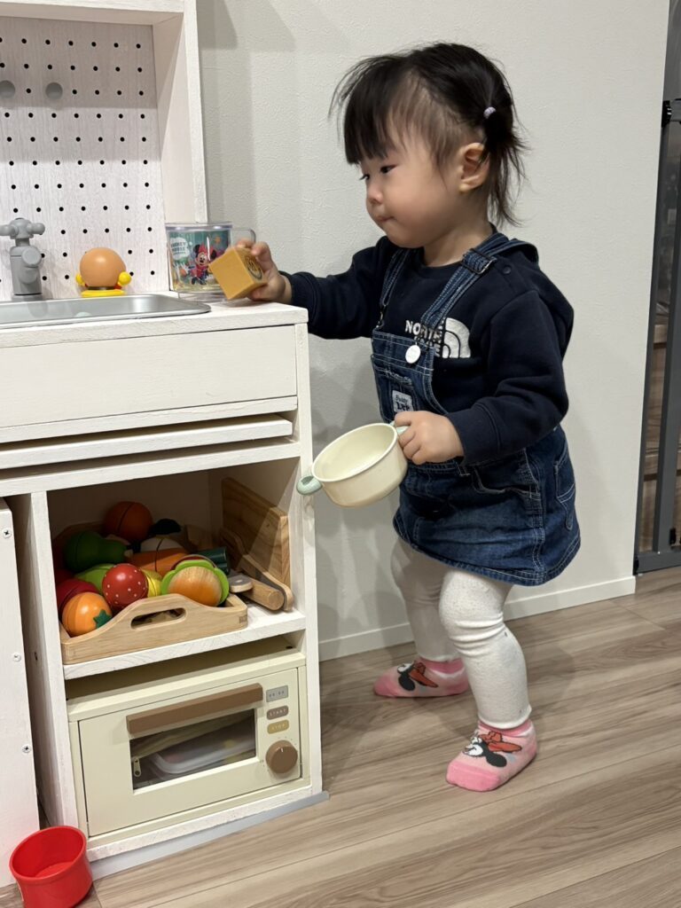 夢中で遊ぶお孫さん①（＠55HisaChallengeさんより提供）