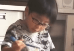母「今日は流しそうめんね」5歳息子「すげー！！」まさかの光景に「笑ってしまいましたw」「かわいいいぃぃぃぃw」「お母様のセンス最高！」
