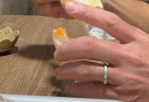 ケーキを食べる男性「食べにくいって…」→直後、まさかの光景に「切ないよ」「圧がすごいw」「高倉健みたい」