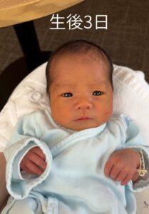 母「眉毛以外すべてが別人」生後3日の赤ちゃん→成長した現在の“まさかの姿”に…「お目目ぱっちり！！」「美男子～」
