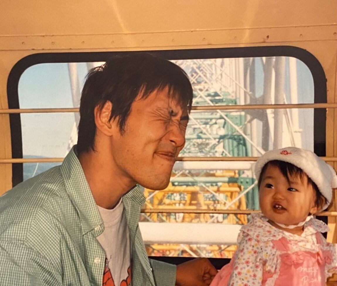 仕事掛け持ちでほっそりしていた父とその娘の写真。25年後、同じ場所で撮影された“まさかの姿”に「デジャヴすぎｗ」「面影ありすぎるw」