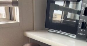 洗い物中のママ「静かだなぁ」→ふと視線を下げると…1歳娘のまさかの行動に「なにしてんねーん！」「うちもこれやられた」「怒れない笑」