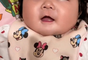 「マツエクですか？」と間違われる生後6ヶ月の赤ちゃん。「こんな長い子見たことない！」　“まさかの様子”が189万再生「わたしにも分けてぇww」「目もパッチリだね」「美人さん確定」
