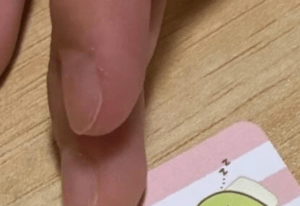 8歳娘から貰ったプレゼントに違和感。→じっと見てみると…「爆笑したわ」「やられとる笑」「ノックアウトされとるww」