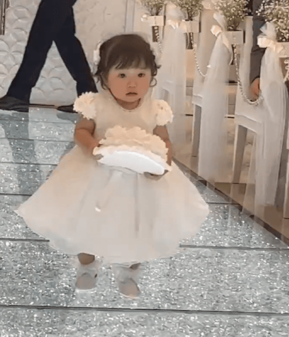 結婚式でリングガールをする1歳娘 しかし…突然の珍行動で「声出して 