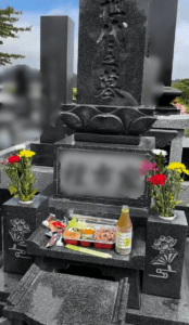 墓参り中…墓石の”代の字”に違和感。「何かある…？」よく見ると…→驚きの光景に「高級そう」「絶対ご先祖様ですよね」「レア」