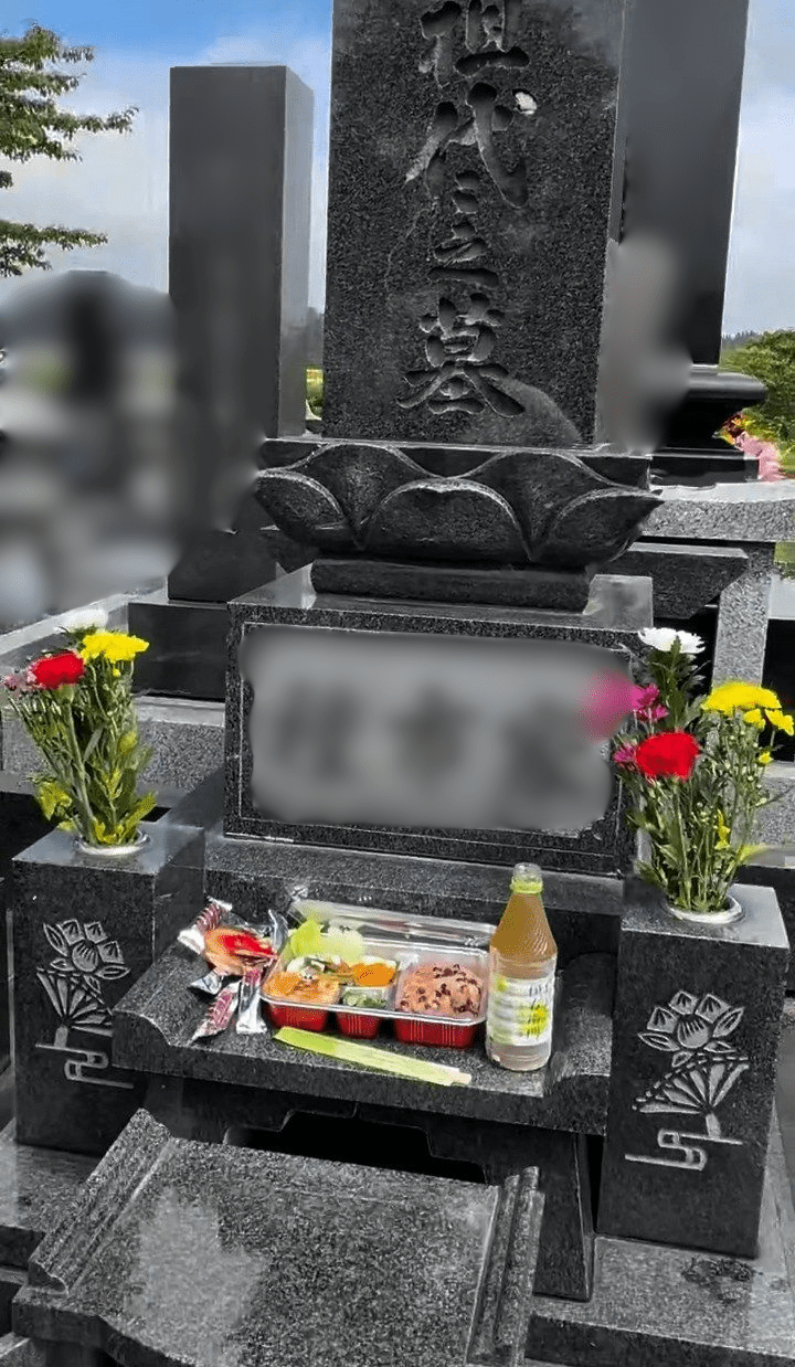 墓参り中…墓石の”代の字”に違和感。「何かある…?」よく見ると…→驚きの光景に「高級そう」「絶対ご先祖様ですよね」「レア」