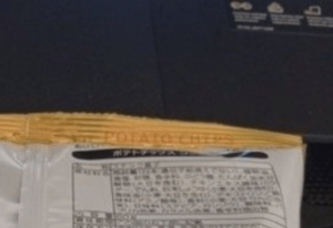 『湖池屋のポテチ』を購入。裏を見ると…「こんなの初めて」目を疑う光景に1600万回表示「レジの人楽そうww」「こんなにいる？w」「すごい！！」