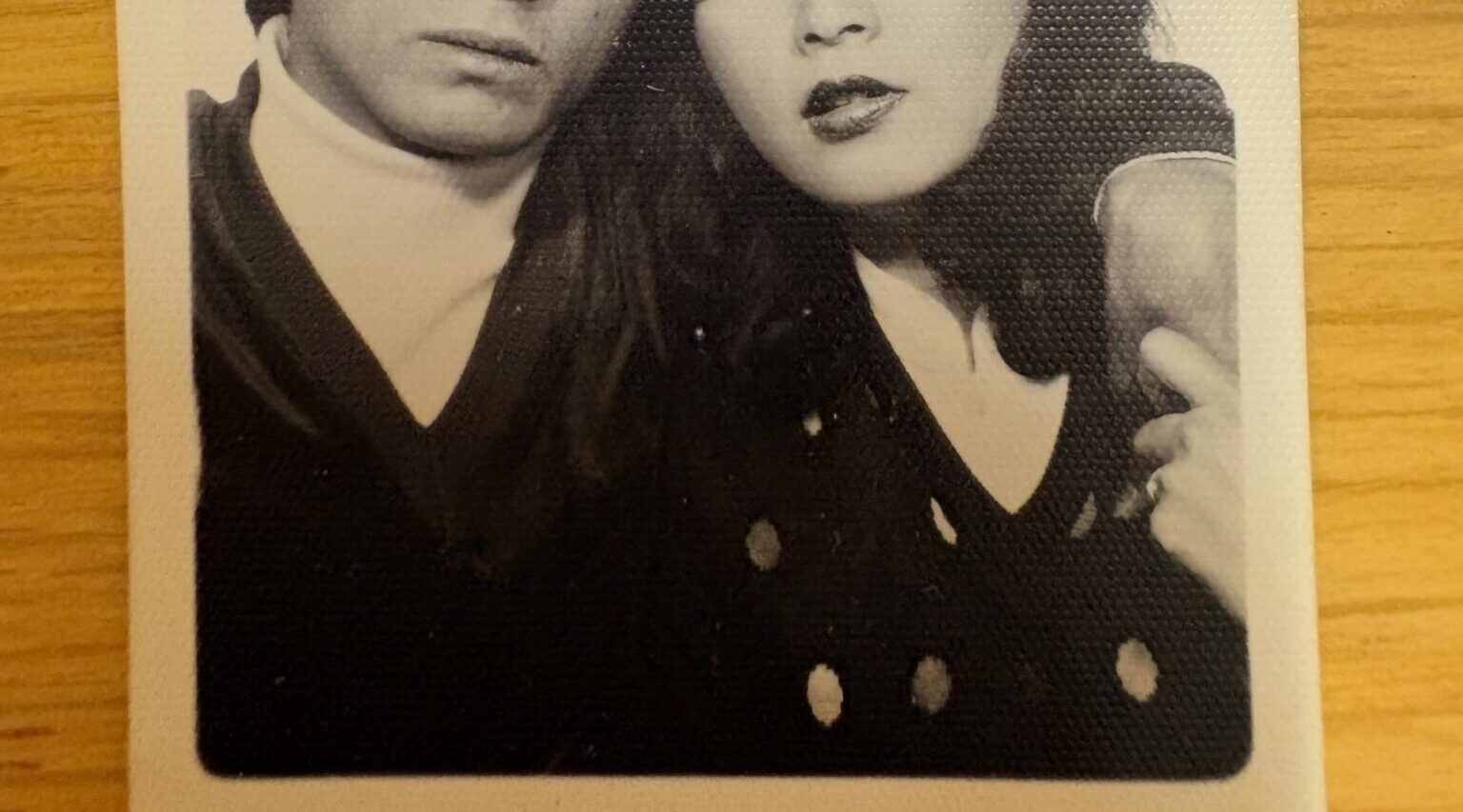 45年前の両親の写真に…「アイドルのブロマイドか!」→当時の“まさかの姿”に「大映ドラマのワンシーンかと」「水谷豊に似てる!」「素敵すぎる」