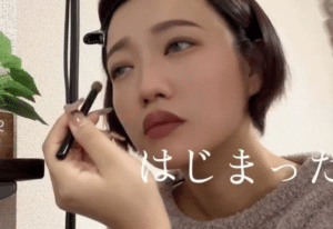 メイク中にもかかわらず“髪やメイク”が乱れていく女性。→隣をよく見ると…“まさかの光景”に「爆笑」「激しいですね」「毎日これじゃ楽しい」