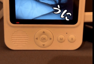 就寝中の生後2ヶ月の息子。見守りカメラを覗くと→「違うｗ」思わずツッコミを入れた“衝撃の光景”に…「爆笑しましたw」「ホラーなのよ」