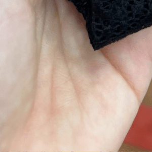 駅の改札で急いでいた女性に…見知らぬ男性「落としましたよ！！」→受け取った“まさかのモノ”に…「それは恥ずかしい！！」「気をつけよう…！」