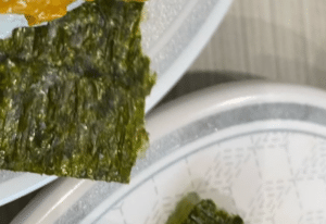はま寿司で“100円のうにつつみ”を注文→出てきたのは……衝撃の光景に「そんなことあるの？」「気になりすぎる」