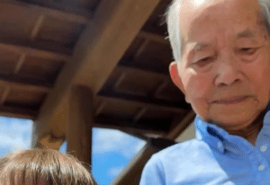 95歳ひいおじいちゃんと3歳ひ孫　→その“まさかの様子”に…「95歳なのにしっかりしてる」「めちゃめちゃ可愛いコンビ」