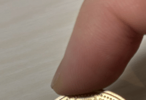 お釣りでもらった500円玉。しかしよく見ると…「何？」目を疑う光景に「お金とは思えなかったw」「高価そう」「取って置きましょ！」