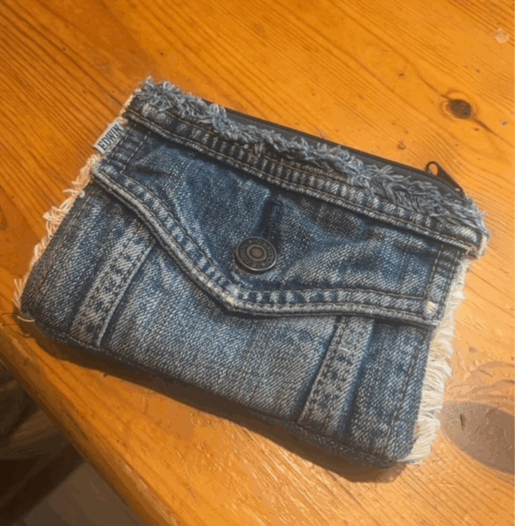 お母さんに贈ったポーチ（@family08love3aさんより提供）