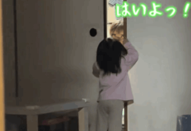 じいじの家でお泊りする4歳姉と2歳妹。ママが寝室を見に行くと…愛しさ倍増の光景に「幸せですね」「人気者」「何回も再生した」