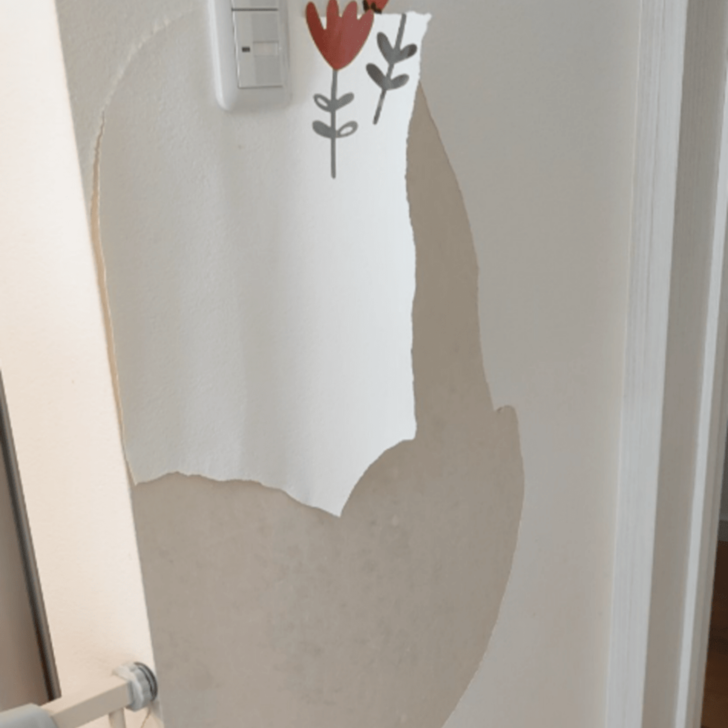 3歳娘の手によりボロボロになった壁紙。しかし「別に良いか!」母の華麗な対処法に「うますぎやろ!」「絶望を希望に変える」