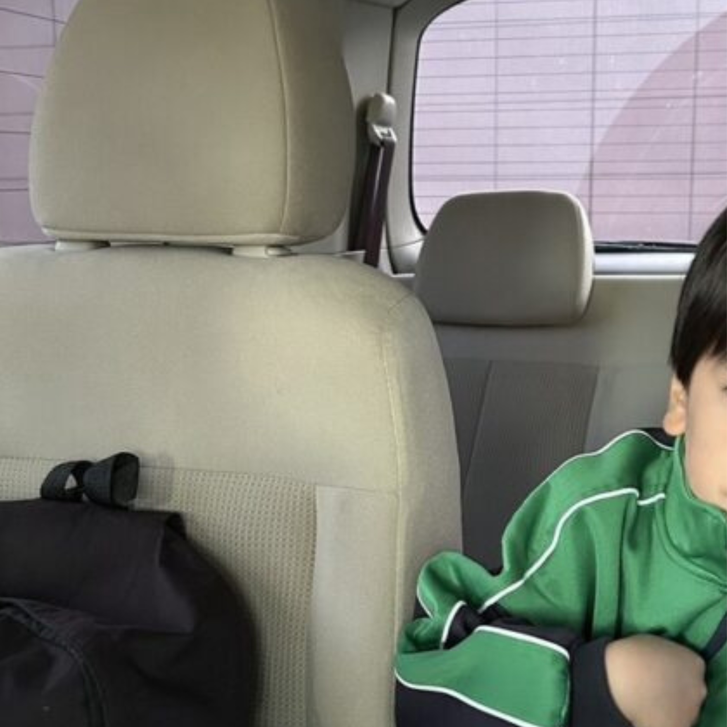 保育園から早退連絡が届き、急いで迎えに行ったパパ。しかし到着すると…思わず脱力する光景に「これは…！」「謎現象」「不思議w」