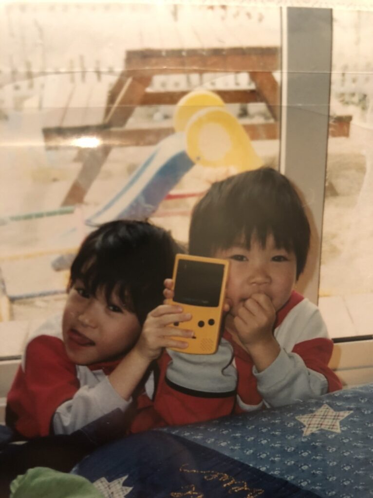 幼少期の畠山駿也さんと兄弟（畠山駿也さんから提供）