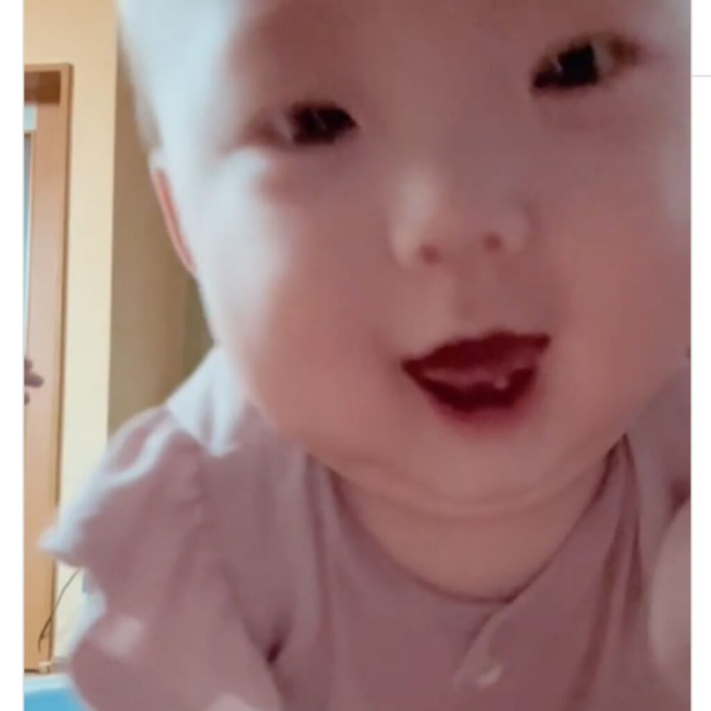 娘さんが向かったのはスマホカメラ（＠mybaby2022.1.22さんより提供）